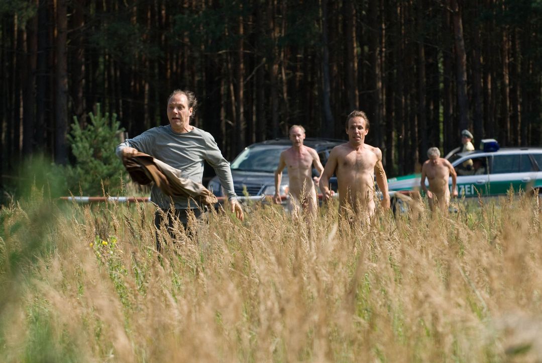 Auf der Flucht vor der Polizei: Helmut (Martin Brambach, l.) und seine Nudistenfreunde ... - Bildquelle: Gordon Mühle Sat.1
