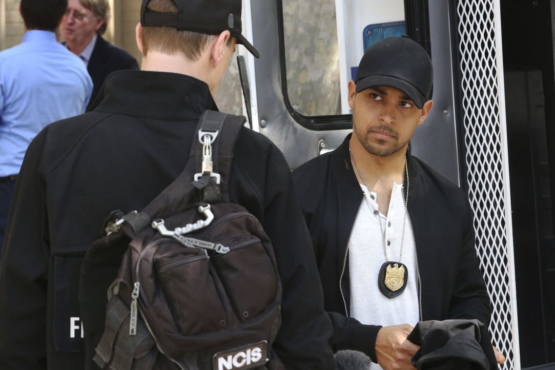 Torres (Wilmer Valderrama, r.) und McGee (Sean Murray, l.) am Tatort: Warum stürzte Agent Erin Hill vom Dach des Hochhauses? - Bildquelle: Patrick McElhenney 2016 CBS Broadcasting, Inc. All Rights Reserved / Patrick McElhenney