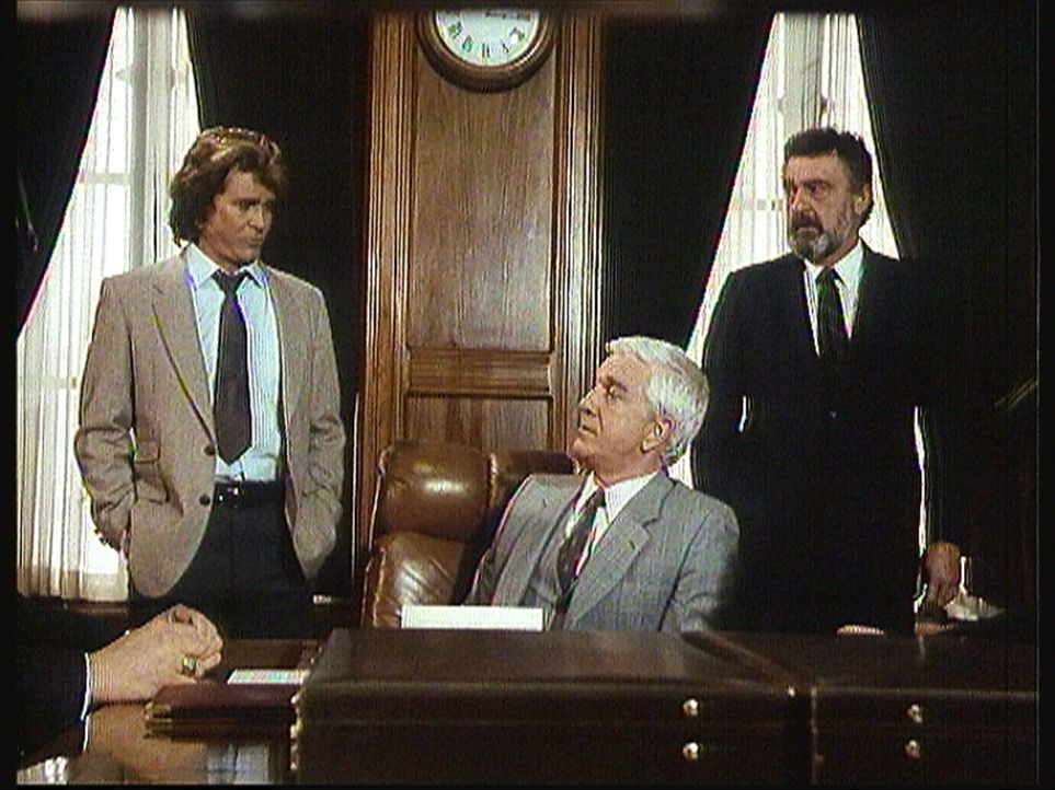 R. R. Benson (Leslie Nielsen, M.), der reichste und mächtigste Mann der Stadt, stellt Jonathan (Michael Landon, l.) und Mark (Victor French, r.) al... - Bildquelle: Worldvision Enterprises, Inc.