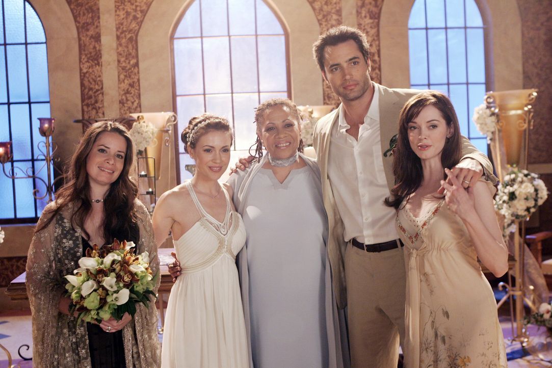 Happy End: Piper (Holly Marie Combs, l.), Phoebe (Alyssa Milano, 2.v.l.), Angel of Destiny (Denise Dowse, M.), Coop (Victor Webster, 2.v.r.) und : P... - Bildquelle: Paramount Pictures