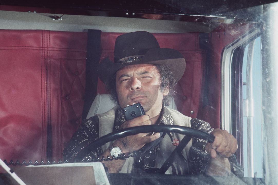 Per Funk schließen sich die Trucker zu einer Rebellion zusammen, auch 'Pig Pen' (Burt Young) will nicht mehr länger die Schikanen der Polizei ertr... - Bildquelle: Neue Constantin Film