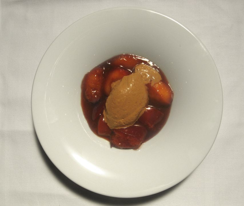 Dessert: Karamellisierte Rotweinpflaumen mit Kaffee-Schokoladen Mousse. - Bildquelle: kabel eins