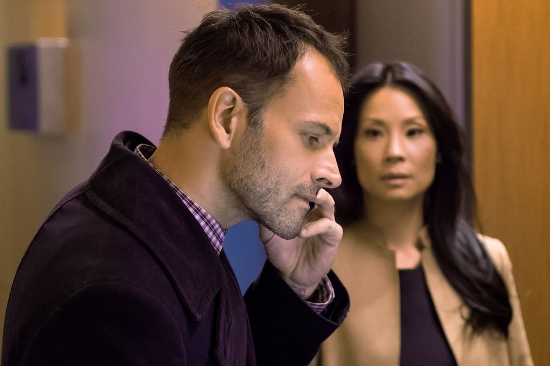 Als die Leiche eines reichen Finanzmanagers gefunden wird, müssen Holmes (Jonny Lee Miller, l.) und Watson (Lucy Liu, r.) mit ihren Ermittlungen in... - Bildquelle: CBS Television