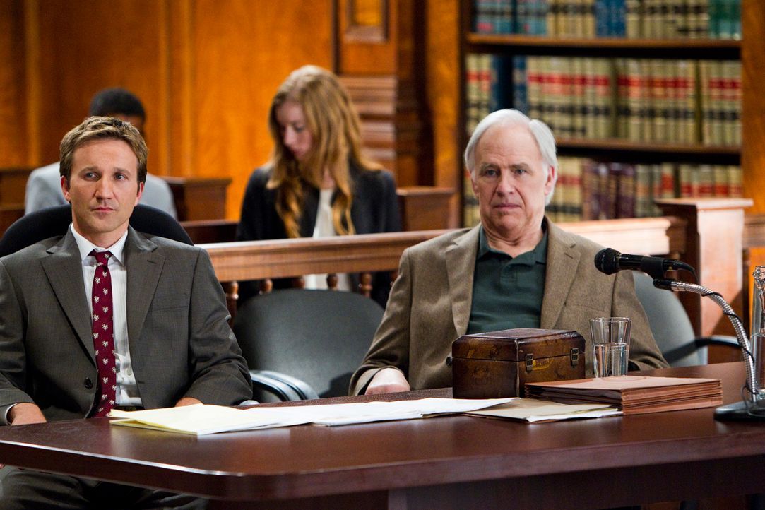 Franklin (Breckin Meyer, l.) verteidigt Duncan Morrow (Robert Pine, r.), dessen Söhne gegen ihn klagen: Er ist nämlich im Besitz eines wertvollen Ba... - Bildquelle: 2011 Sony Pictures Television Inc. All Rights Reserved.