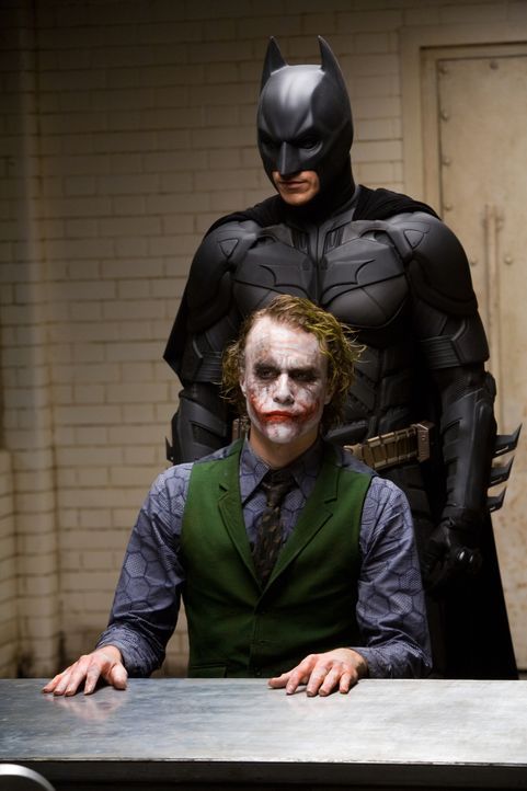 Noch ahnt Batman (Christian Bale, hinten) nicht, dass der Joker (Heath Ledger, vorne) ein echt fieses Ass im Ärmel hat ... - Bildquelle: © Warner Bros.