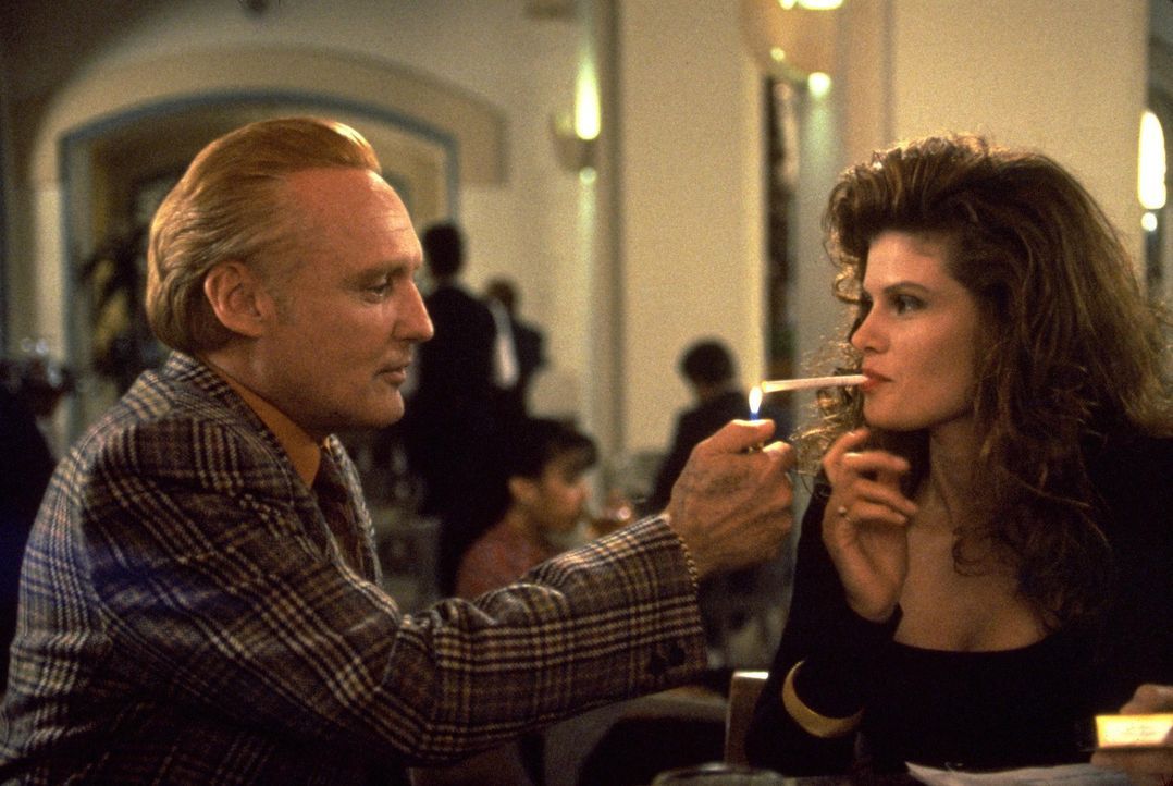 Ein wahrer Gentleman: Red (Dennis Hopper, l.) weiß, wie man eine Frau wie Vikki (Lolita Davidovich, r.) zu behandeln hat ... - Bildquelle: Warner Bros.