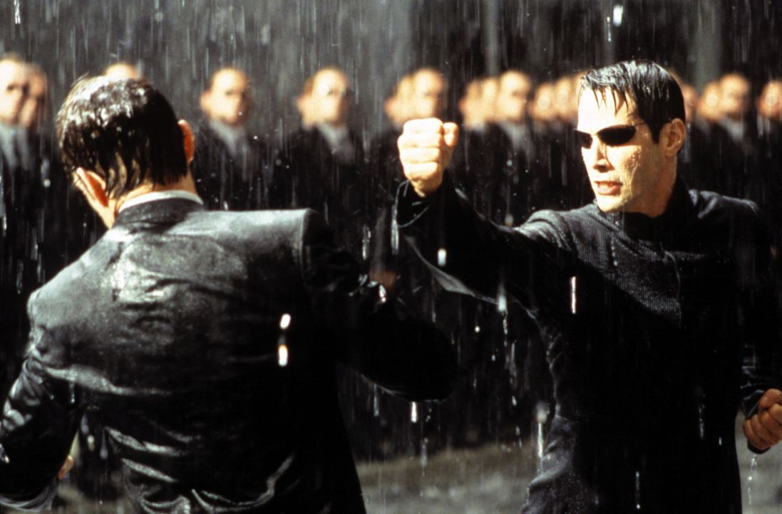 Zwischen Neo (Keanu Reeves, r.) und Agent Smith (Hugo Weaving, l.) entbrennt der Kampf der Kämpfe … - Bildquelle: Warner Bros.
