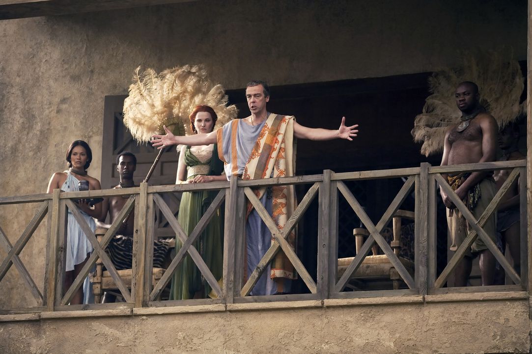 Schenkt Spartacus das Leben, um ihn in Glabers Anwesenheit abschlachten zu lassen: Batiatus (John Hannah, 2.v.r.) mit Lucretia (Lucy Lawless, 3.v.l.... - Bildquelle: 2010 Starz Entertainment, LLC