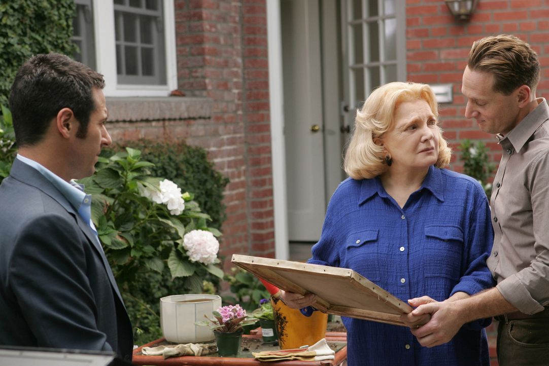 Ein gelöster Fall: Don (Rob Morrow, l.) überreicht Erika Hellman (Gena Rowlands, M.) und deren Enkel Joel  (Matt Ross, r.), den originalen Pisarro... - Bildquelle: CBS International Television