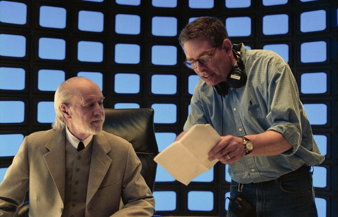 Am Set: Regisseur David Zucker, r. und Darsteller George Carlin, l. ... - Bildquelle: Miramax Films
