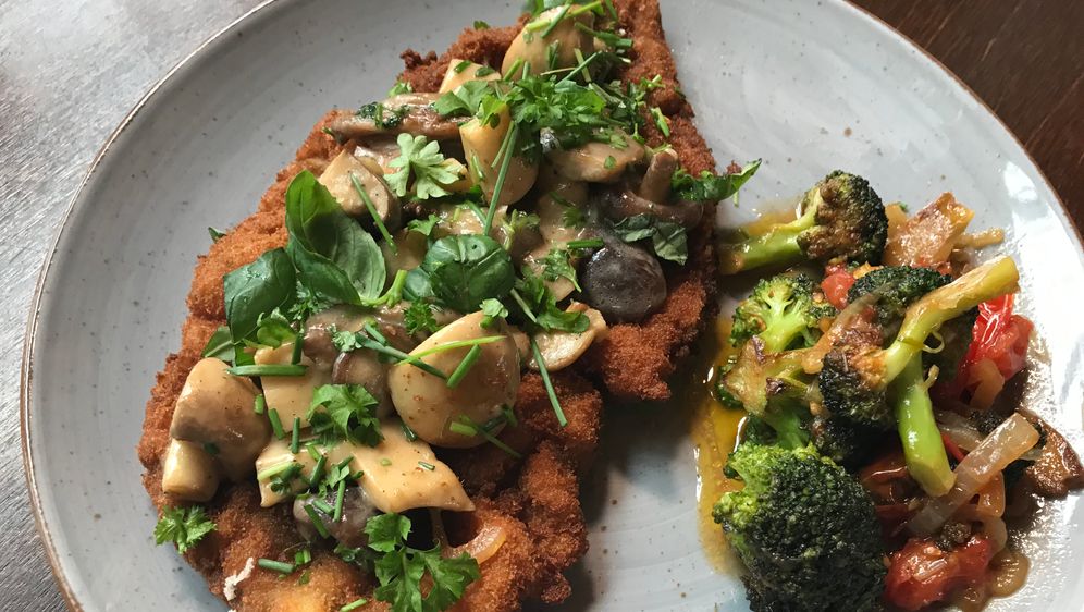 Schnitzel Jagerart Mit Pfannengemuse Rosins Restaurants