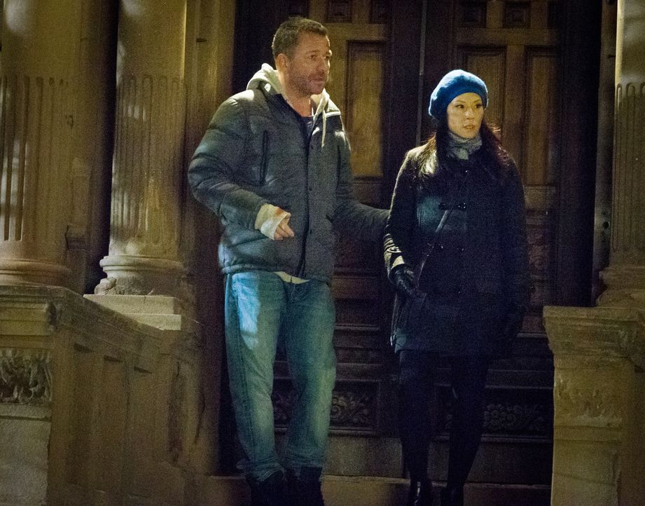 Gareth Lestrade (Sean Pertwee, l.) hat seinen Auftrag bei Holmes und Watson (Lucy Liu, r.) eigentlich längst erfüllt, macht aber keine Anstalten, wi... - Bildquelle: CBS Television