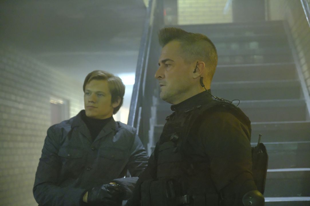 Können sich immer aufeinander verlassen: MacGyver (Lucas Till, l.) und und sein Kollege und Kumpel Jack Dalton (George Eads, r.) ... - Bildquelle: Guy D'Alema 2017 CBS Broadcasting, Inc. All Rights Reserved. / Guy D'Alema