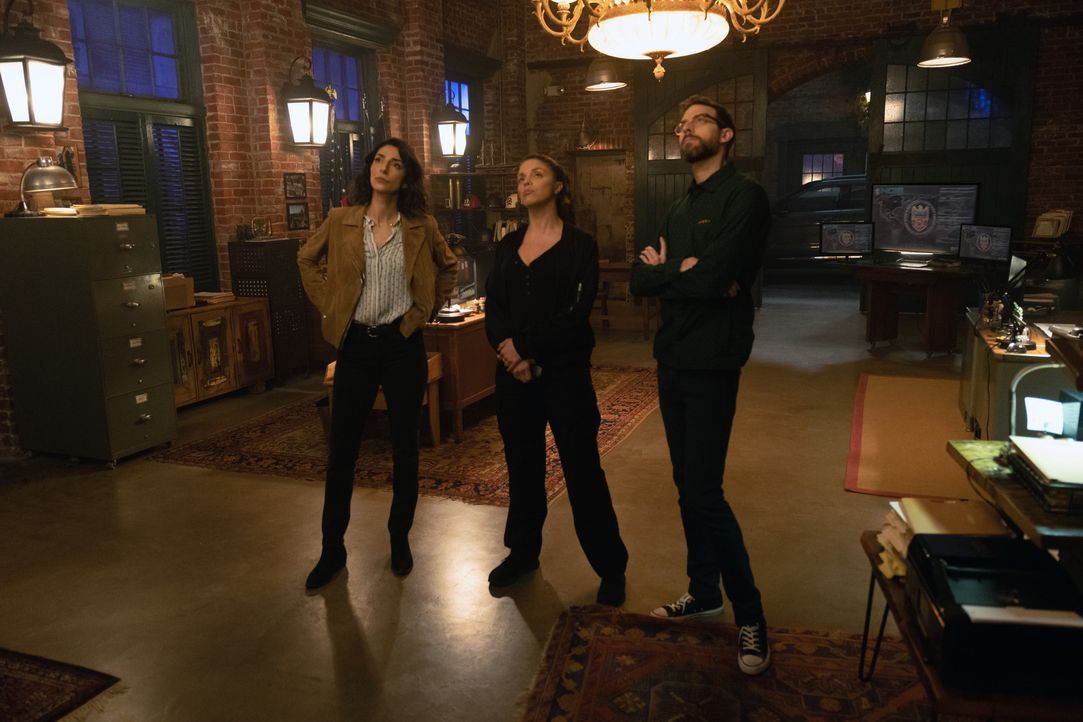 (v.l.n.r.) Special Agent Hannah Khoury (Necar Zadegan); FBI Special Agent Tammy Gregorio (Vanessa Ferlito); Sebastian Lund (Rob Kerkovich) - Bildquelle: Sam Lothridge © 2018 CBS Broadcasting, Inc. All Rights Reserved / Sam Lothridge