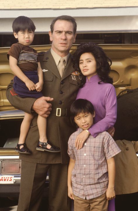 Amerika: Le Ly (Hiep Thi Le, l.). wähnt sich im gelobten Land, doch Steves (Tommy Lee Jones, r.) Vietnamtrauma macht ihr das Leben zu Hölle ... - Bildquelle: Warner Bros.