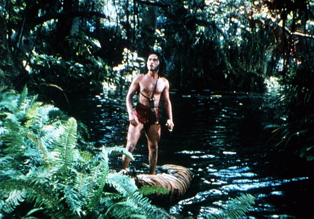 Mowgli (Sabu) entdeckt den Tiger Schir Khan im Wasser liegend. Ist er tot? - Bildquelle: United Artists