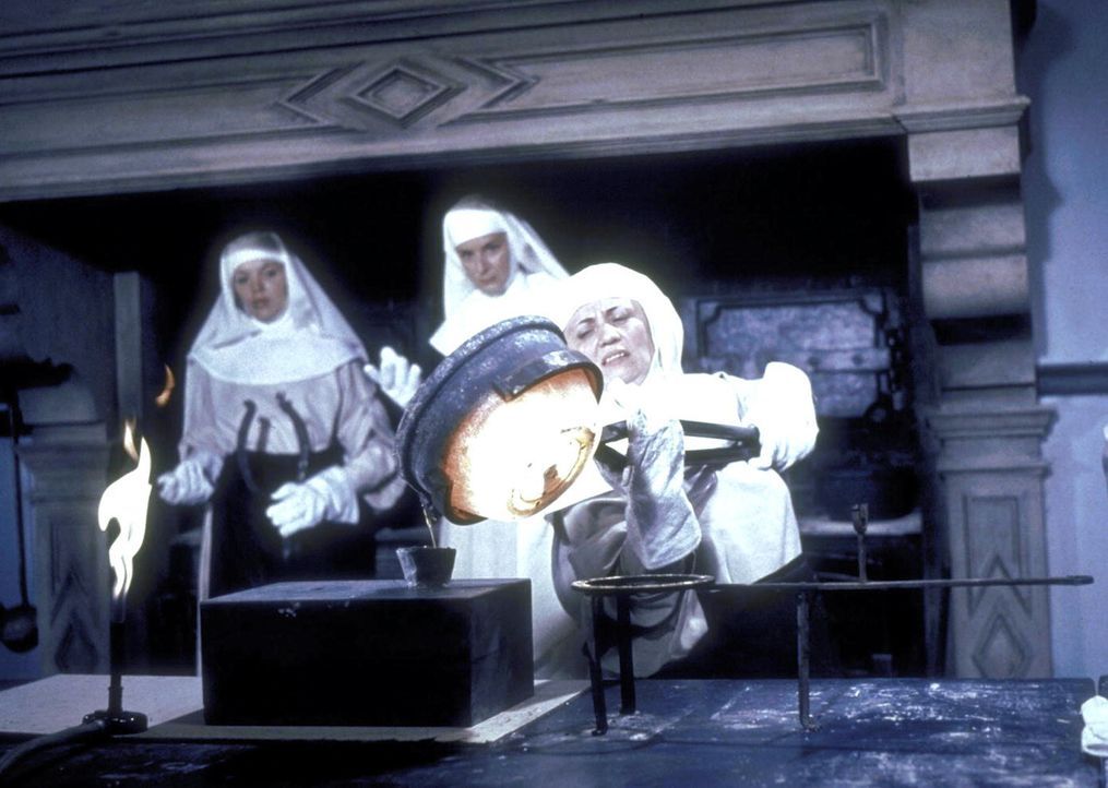 Die Nonnen schmelzen Goldbarren ein ... - Bildquelle: Constantin Film