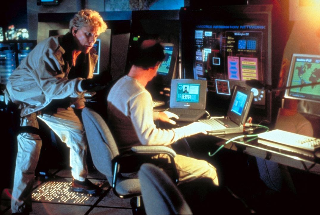 Ohne den Top-Computerhacker Earl Leedy (Michael Jeter, r.) kann Ty Moncrief (Gary Busey, l.) seinen großen Coup nicht landen ... - Bildquelle: Paramount Pictures