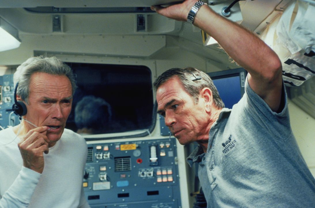 Frank (Clint Eastwood, l.) und Hawk (Tommy Lee Jones, r.) sind nach 40 Jahren wieder im Weltall. Die Aufgabe, die sie dort zu erfüllen haben, ist je... - Bildquelle: Warner Bros. Pictures