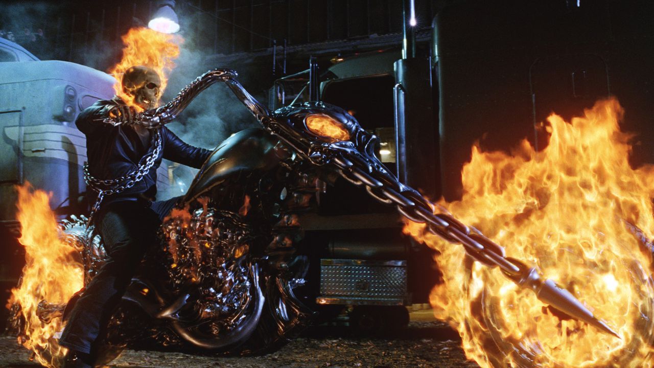 Nacht für Nacht jagt der Ghost Rider (Nicolas Cage) auf seinem teuflischen Gefährt über die Erde, um die Bösen zu vernichten. Eines Tages erhäl... - Bildquelle: 2007 CPT Holdings, Inc. All Rights Reserved. (Sony Pictures Television International)