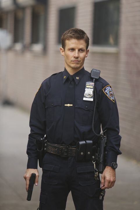 Während Jamie (Will Estes) sich mit dem Tod eines 14-Jährigen Gangmitglieds auseinandersetzen muss, untersuchen Danny und Maria den Mord an einem sp... - Bildquelle: 2013 CBS Broadcasting Inc. All Rights Reserved.
