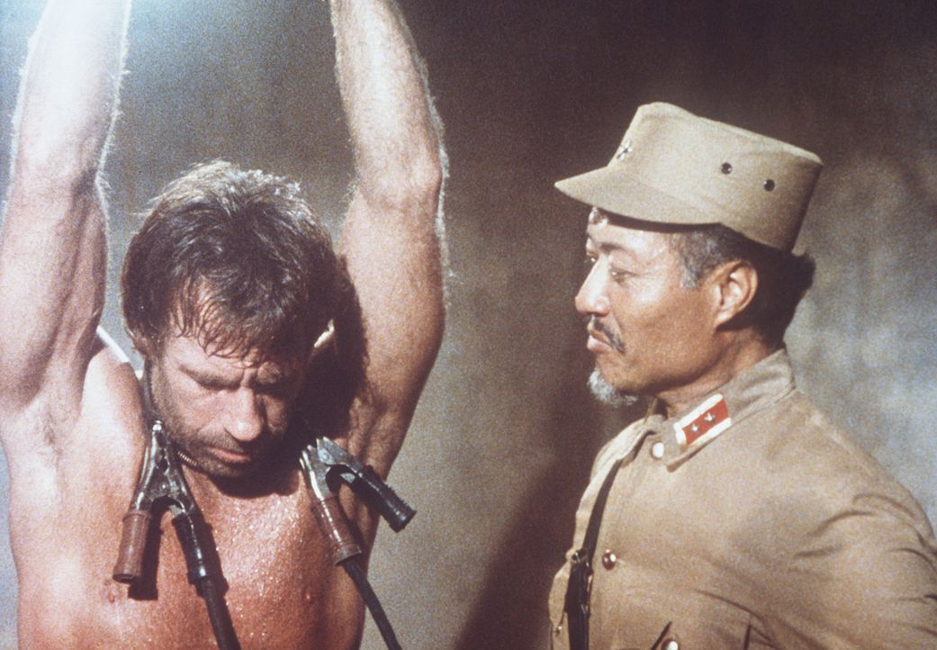 Um seine Frau und seinen Sohn zu befreien, kehrt Braddock (Chuck Norris, l.) nach Vietnam zurück. Dort fällt er General Quoc (Aki Aleong, r.) in d... - Bildquelle: Cannon Films