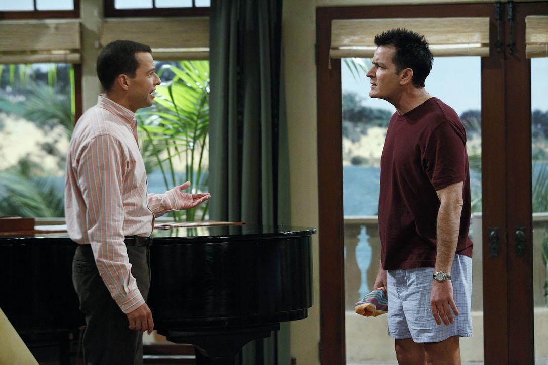 Eines Morgens beobachten Charlie (Charlie Sheen r.) und Alan (Jon Cryer, l.) zwei Mädchen, die sich Jakes Zimmer schleichen und sind schockiert ... - Bildquelle: Warner Bros. Television