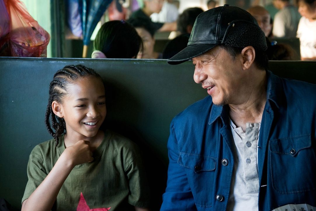 Zwischen dem Kung Fu-Schüler (Jaden Smith, l.) und seinem Lehrer (Jackie Chan) entwickelt sich eine innige Freundschaft, aus der beide ihre Lehren z... - Bildquelle: 2010 CPT Holdings, Inc. All Rights Reserved.