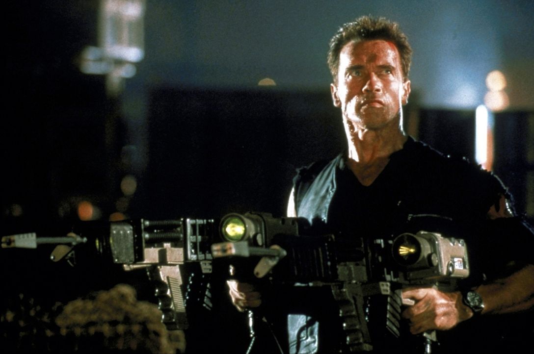 Eines Tages wird John (Arnold Schwarzenegger) beauftragt, eine neue Kronzeugin zu übernehmen, die über höchst brisante Informationen verfügt ... - Bildquelle: Warner Brothers International Television Distribution Inc.