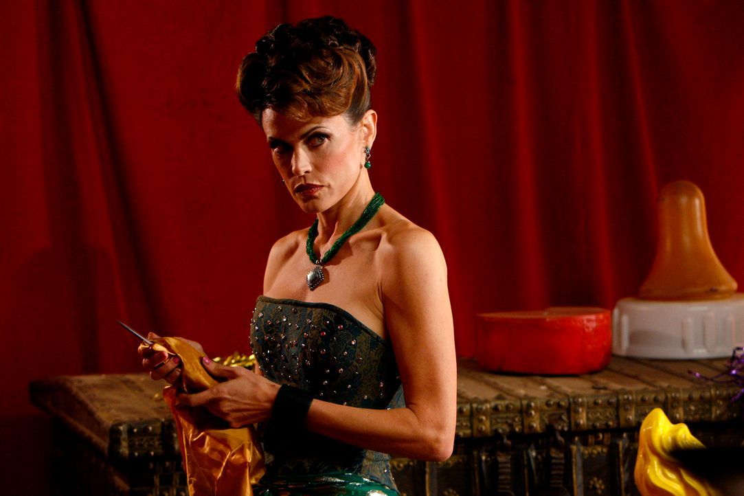 Rückblende: Die Messerwerferin Zelda Panay (Justina Vail) kann es nicht leiden, wenn jemand anders ihr die Show stiehlt ... - Bildquelle: Warner Bros. Television