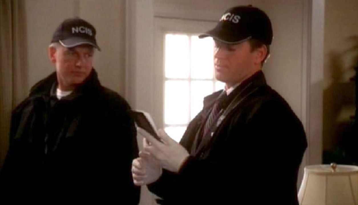 Gibbs (Mark Harmon, l.) und Tony (Michael Weatherly, r.) suchen den Tatort der ermordeten Frauen nach verdächtigen Spuren ab ... - Bildquelle: CBS Television