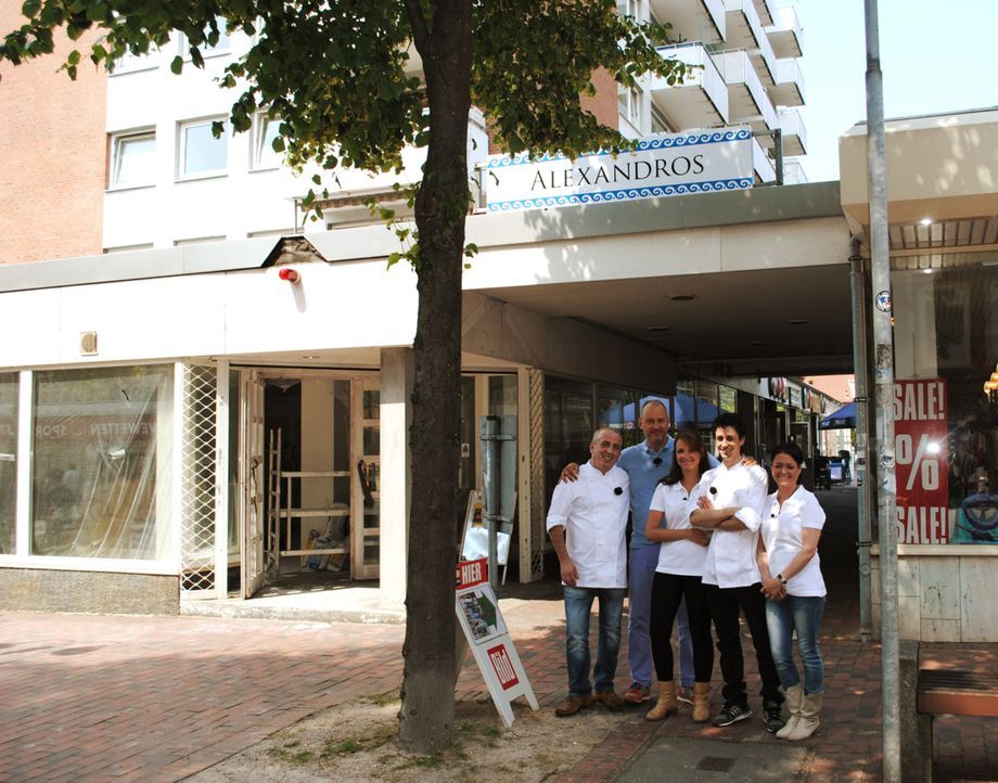 Griechenland-Krise in Norddeutschland: Frank Rosin (2.v.l.) soll dieses Mal das griechische Restaurant "Nico's Astra Pott" in Pinneberg bei Hamburg... - Bildquelle: kabel eins