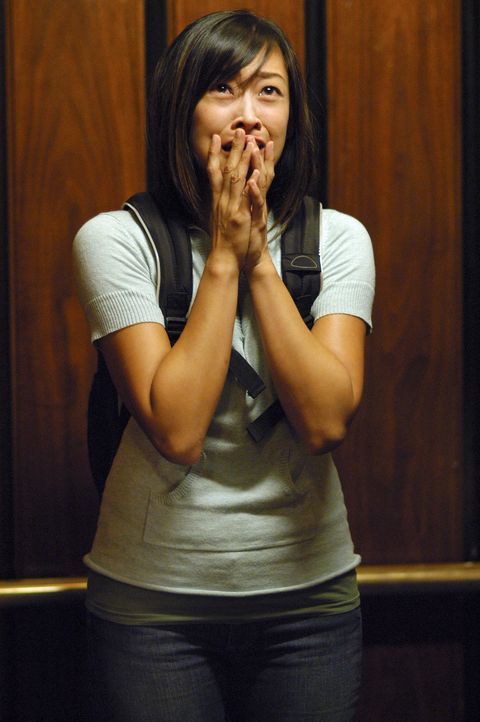 Plötzlich sieht Jenna (Camille Chen) etwas, das sie zu Tode erschreckt und sie ins Koma fallen lässt ... - Bildquelle: ABC Studios