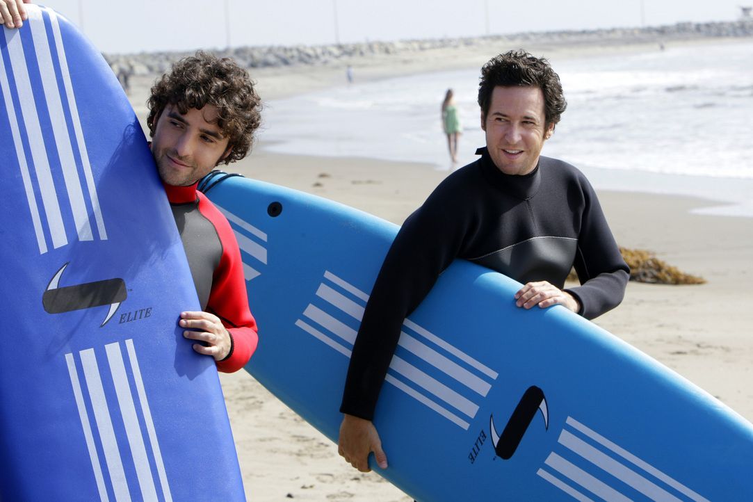 Wollen den Mord an Nathan, einem ehemaligen Profi-Surfer und Freund von Don aufklären: Don (Rob Morrow, r.) und Charlie (David Krumholtz, l.) ... - Bildquelle: Paramount Network Television