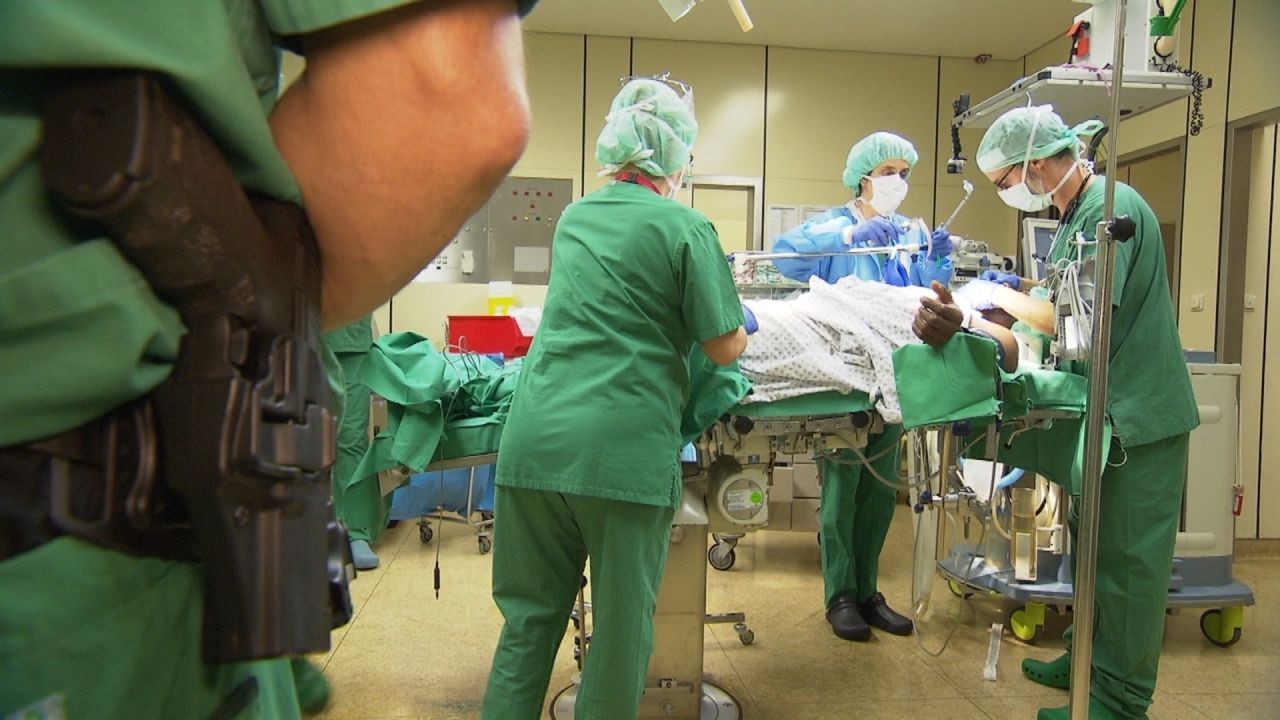 Die Ärzte und Krankenschwestern im Klinik Klinikum Frankfurt Höchst lassen sich bei der OP eines Straftäters auch nicht von einem Beamten mit Waffe... - Bildquelle: kabel eins