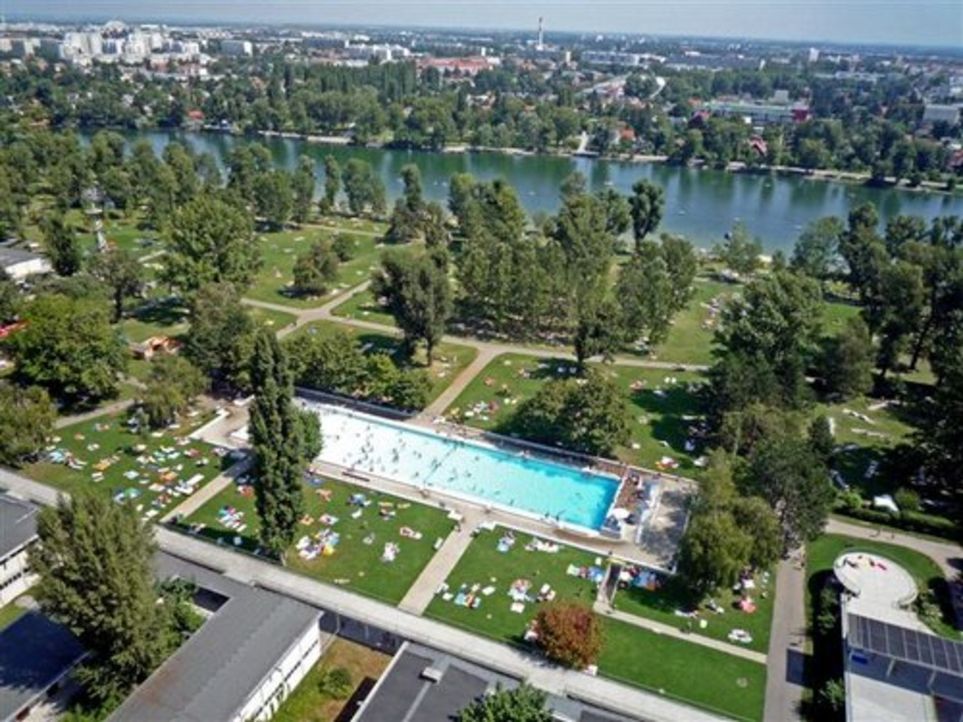 2.000 Quadratmeter Poolanlagen, drei Naturbadestrände und 226 Duschen: Mitten in Wien erstreckt sich auf 300.000 Quadratmetern das Strandbad Gänse... - Bildquelle: kabel eins