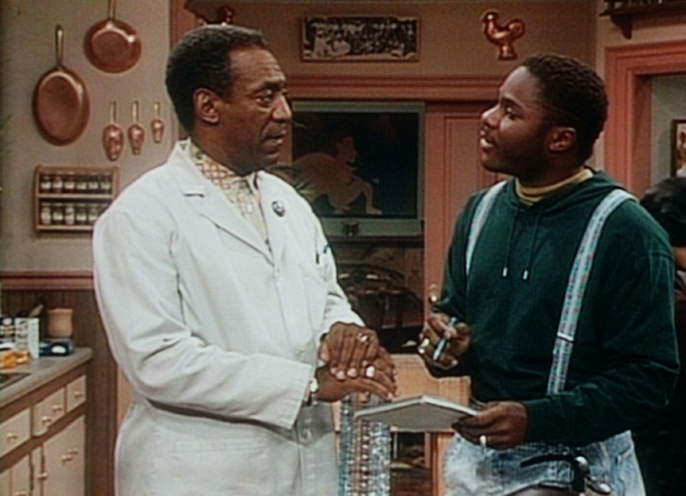 Theo (Malcolm-Jamal Warner, r.) versucht, Cliff (Bill Cosby, l.) anhand eines Psychotests zu analysieren. - Bildquelle: Viacom