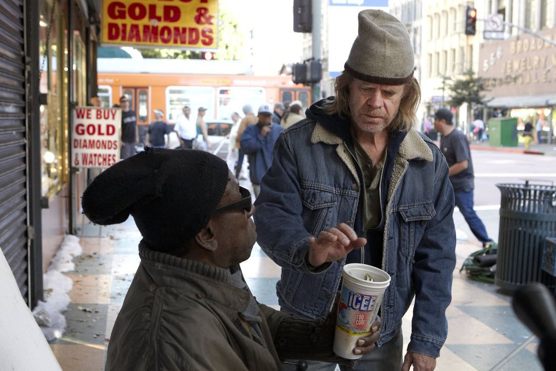 Schafft es Frank (William H. Macy, r.) mit Hilfe eines Diebstahls bei einem blinden Bettler (Curtis C., l.) seine Schulden zu begleichen? - Bildquelle: 2010 Warner Brothers