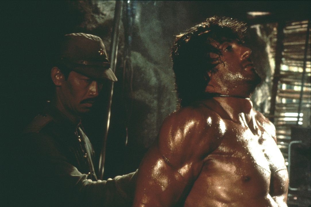 Schon bald muss Rambo (Sylvester Stallone, r.) feststellen, dass er von seinen eigenen Leuten verraten wurde ... - Bildquelle: 1985 STUDIOCANAL. All Rights Reserved.