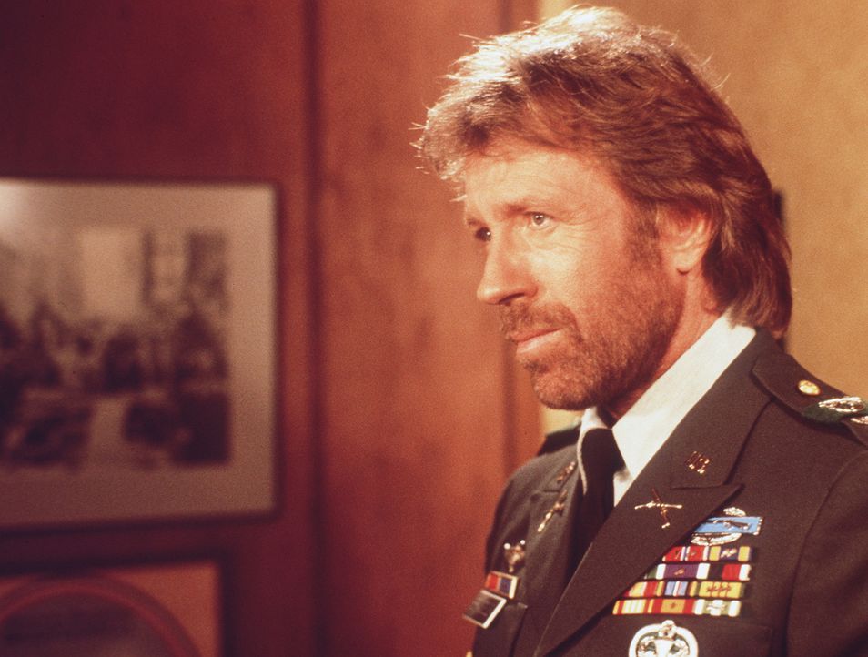 Colonel Braddock (Chuck Norris) muss erkennen, dass er von offiziellen Regierungsstellen keinerlei Unterstützung erhält - und so beschließt er, a... - Bildquelle: Cannon Films