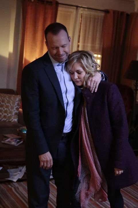 Haben genug von Jimmys Machenschaften: Danny (Donnie Wahlberg, l.) und Linda (Amy Carlson, r.). Aber wenn sie ihn jetzt im Stich lassen, könnte ihm... - Bildquelle: Giovanni Rufino 2017 CBS Broadcasting, Inc. All Rights Reserved