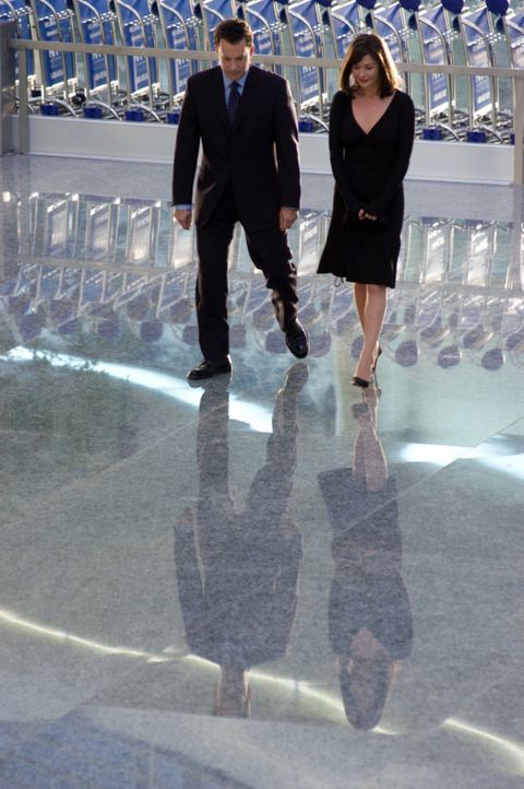 Während der mehrmonatigen Wartezeit am Flughafen, lernt Viktor (Tom Hanks, l.) die Flugbegleiterin Amelia (Catherine Zeta-Jones, r.) kennen und verl... - Bildquelle: Merrick Morton DreamWorks Distribution LLC