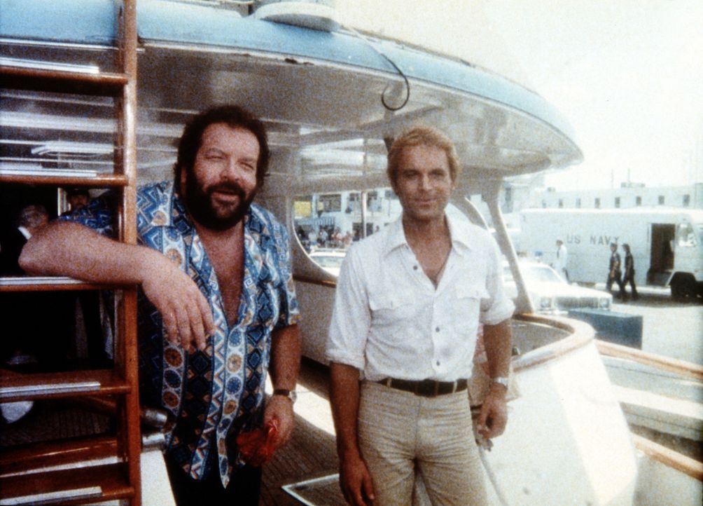 Charlie (Bud Spencer, l.) und sein Halbbruder Johnny (Terence Hill, r.), der über ein fotographisches Gedächtnis verfügt, erhalten von Admiral O'... - Bildquelle: Columbia Pictures