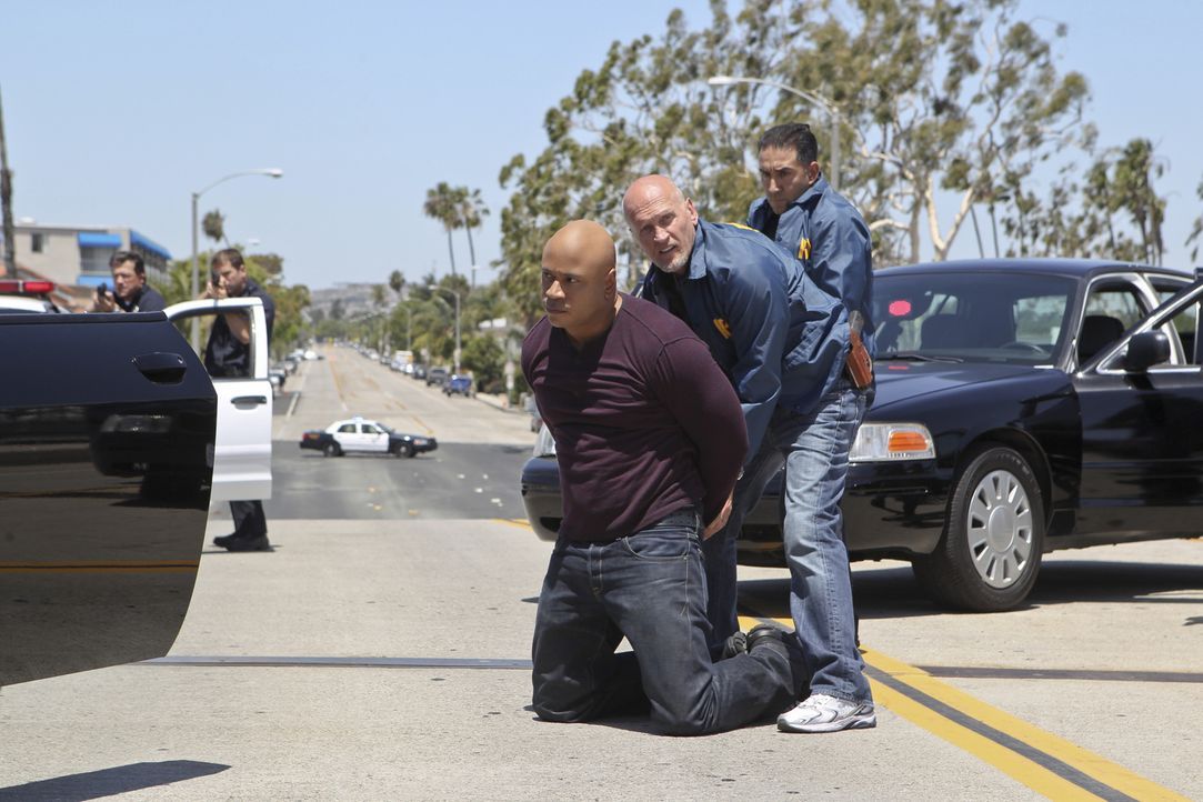 Sam (LL Cool J, l.) wird verhaftet und des Mordes an einer Frau angeklagt. Sein Partner Callen versucht alles, um ihn zu entlasten ... - Bildquelle: 2014 CBS Broadcasting, Inc. All Rights Reserved.