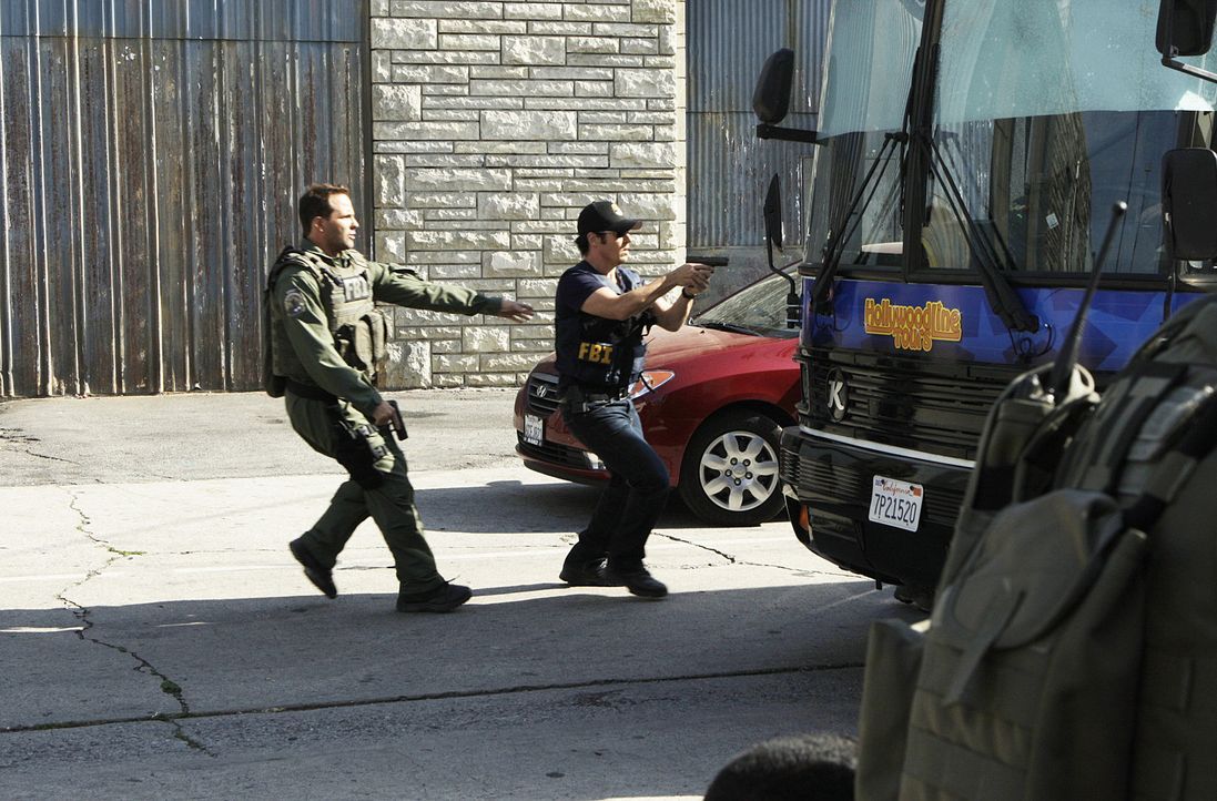 Don (Rob Morrow, r.), Colby (Dylan Bruno, l.) und das restliche Team haben vier Stunden Zeit, um einen Bus zu stürmen, in dem Geiseln festgehalten... - Bildquelle: Paramount Network Television