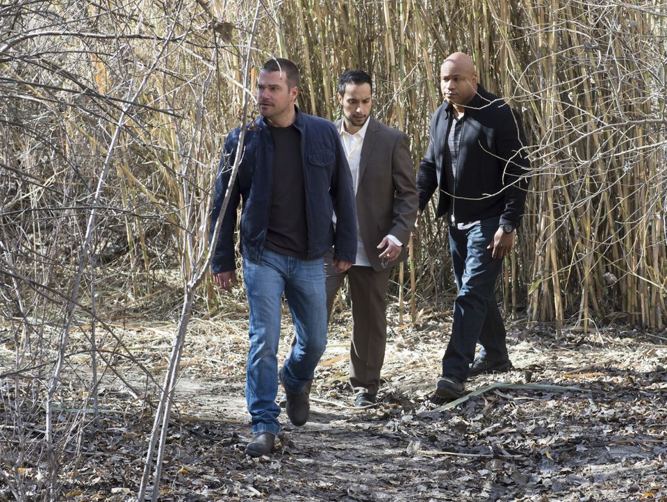 Callen (Chris O'Donnell, l.) und Sam (LL Cool J, r.) werden in eine Falle gelockt und von einer IS-Zelle, die in Los Angeles operiert, entführt. Dor... - Bildquelle: CBS Studios Inc. All Rights Reserved.