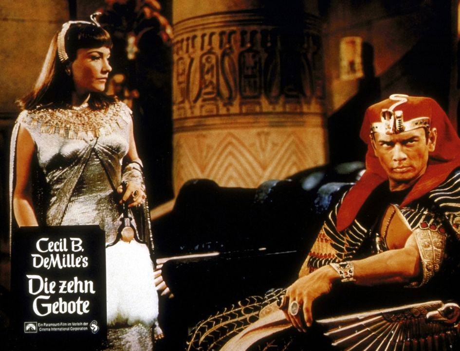 Prinzessin Nefretiri (Anne Baxter, l.) stellt den hinterlistigen Pharao Ramses II. (Yul Brynner, r.) zur Rede ... - Bildquelle: Paramount Pictures