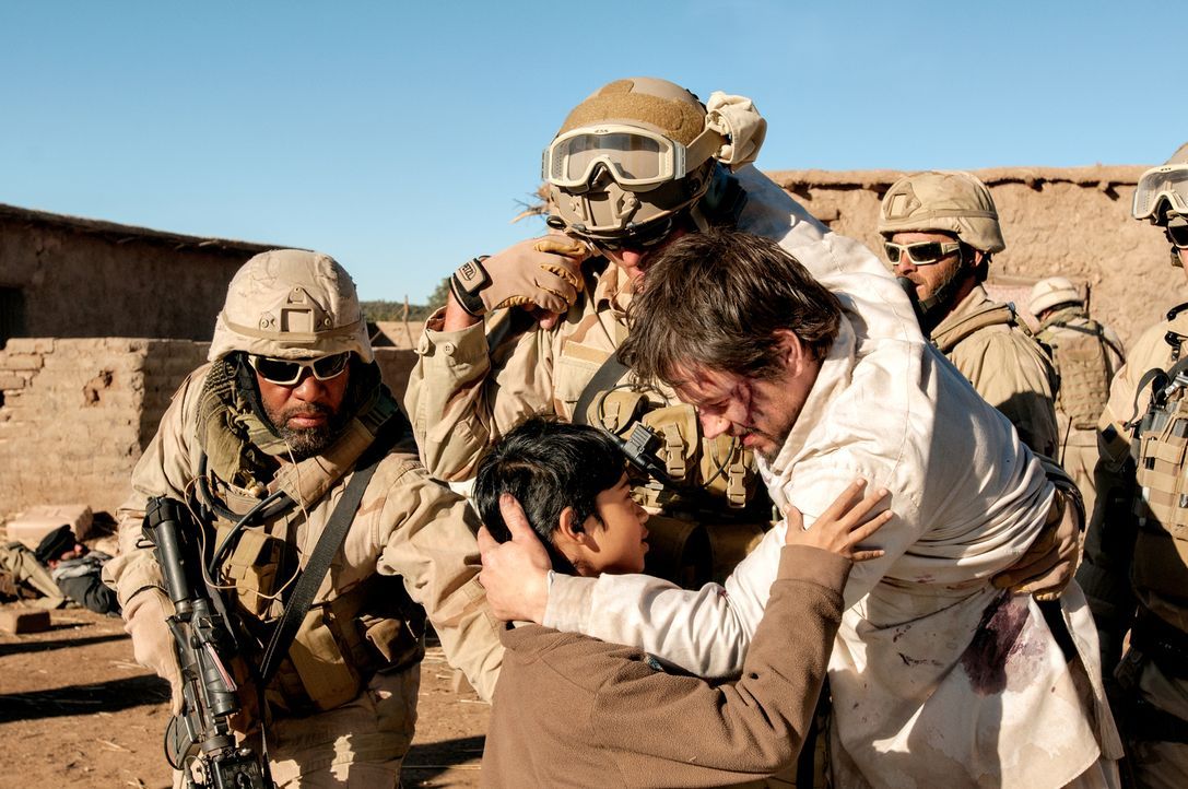 Als die Navy Seals Marcus Luttrell (Mark Wahlberg, r.) aus dem afghanischen Dorf holen, kann sich der Gerettete nur bei den Bewohnern bedanken, dass... - Bildquelle: Greg Peters Universal Pictures