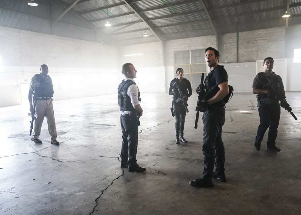 (v.l.n.r.) Lou Grover (Chi McBride); Danny Williams (Scott Caan); Tani Rey (Meaghan Rath); Steve McGarrett (Alex O'Loughlin); Junior Reigns (Beulah... - Bildquelle: Karen Neal 2019 CBS Broadcasting, Inc. All Rights Reserved. / Karen Neal