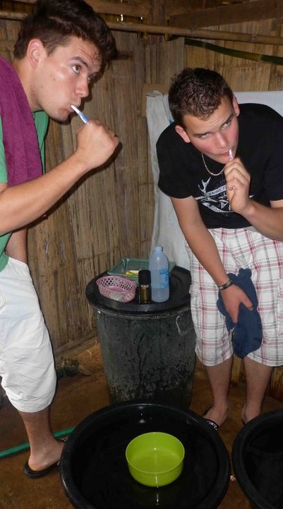 Auf den Luxus einer warmen Dusche müssen Julian (22) und Niklas (19) für eine Woche verzichten ... - Bildquelle: kabel eins